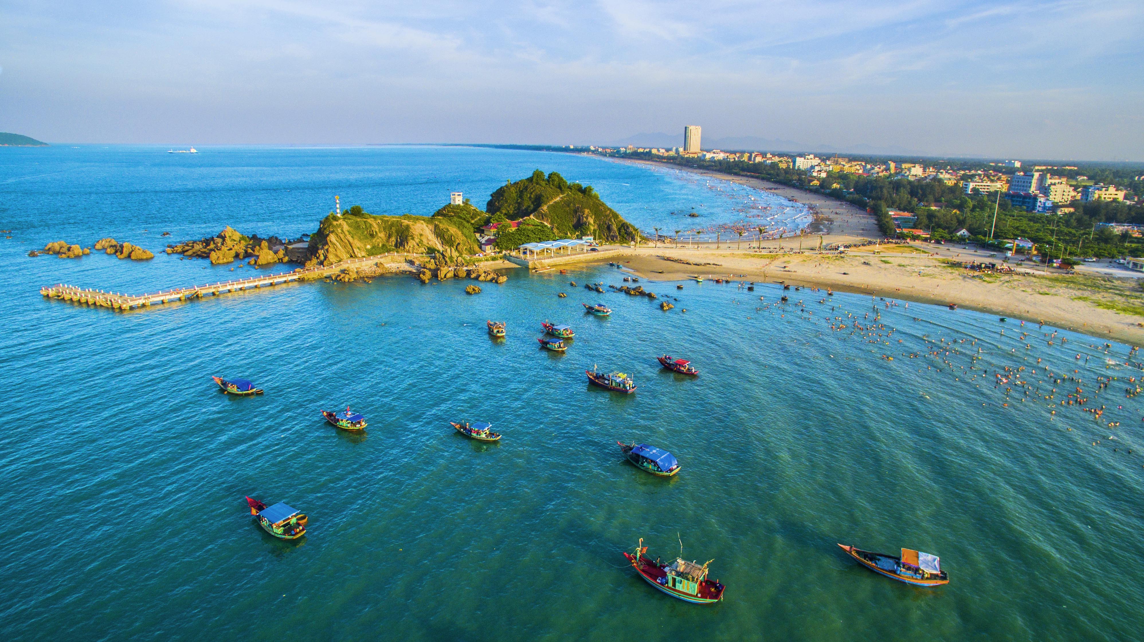 Có thể là hình ảnh về bãi biển, đường chân trời và đại dương