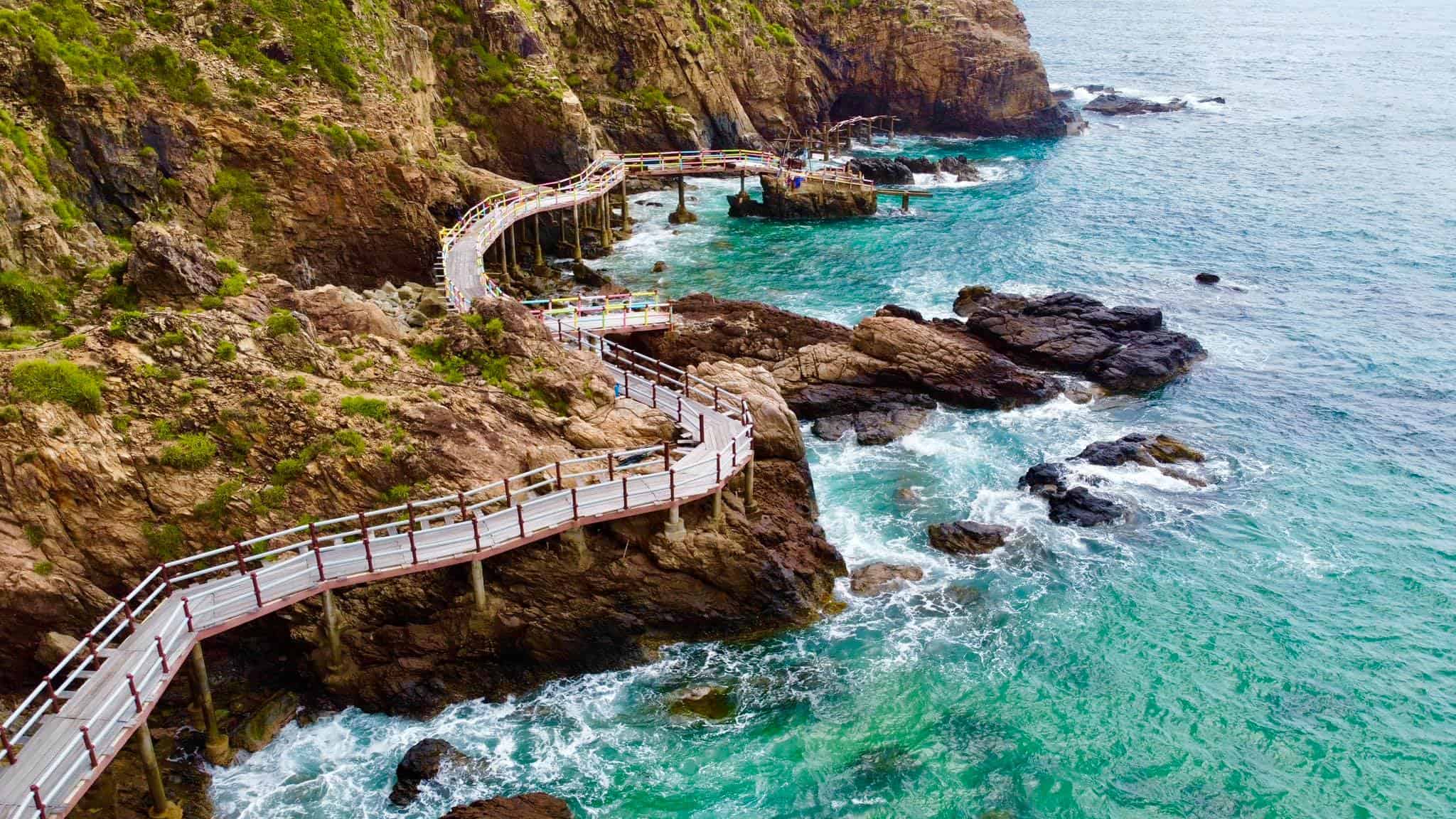 Có thể là hình ảnh về 1 người, thuyền kayak và đại dương